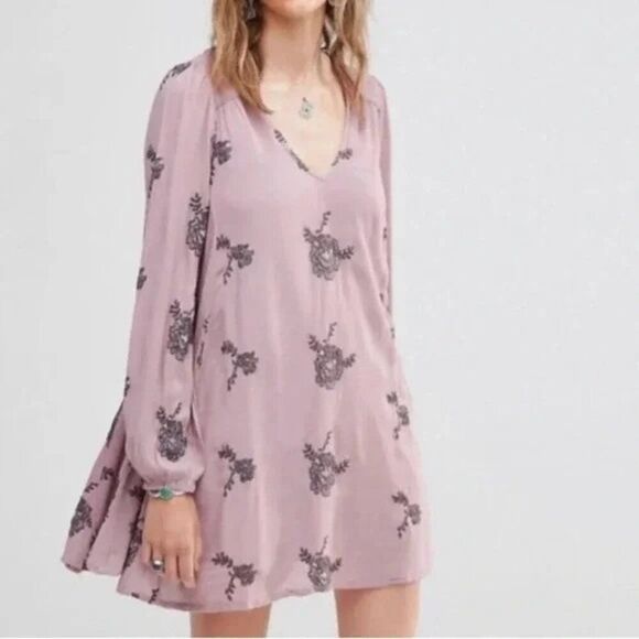 Free People - Austin Mini Dress Floral Embroidery and Back Keyhole - size XS - Picture 1 of 8